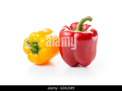 Rote und gelbe Paprika Frischobst Isolated on White Background Stockfoto
