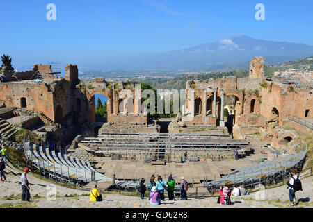 Griechische Theater mit dem Ätna im Hintergrund - Taormina, Sizilien, Italien Stockfoto