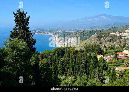 Blick auf den Ätna und die Ost-Küste von Taormina, Sizilien, Italien Stockfoto