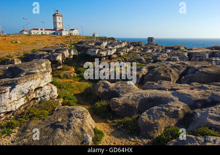 Leuchtturm und Klippen am Atlantik Küste, Carvoeiro Kap, Peniche, Estremadura, Portugal Stockfoto