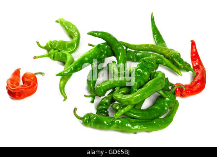 Rote und grüne Paprika mit Wassertropfen. Isoliert auf weißem Hintergrund. Stockfoto