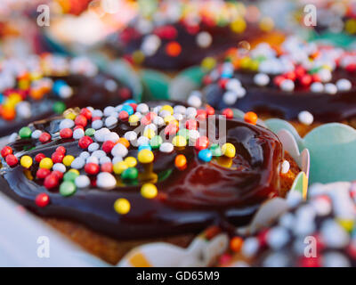 Muffins mit Schokolade und Bonbons bestreuen (Hunderte und Tausende) verziert Stockfoto