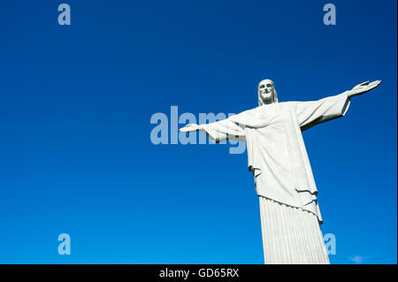 RIO DE JANEIRO - 5. März 2016: Christusstatue steht der Erlöser im klaren blauen Himmel in helle Morgensonne. Stockfoto