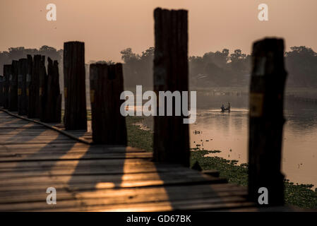 Ein Fischerboot aus U Bein Brücke in Amarapura, Myanmar betrachtet. Stockfoto