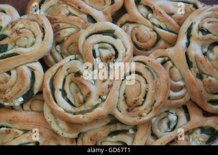 Gebackener Käse und Spinat Windräder Stockfoto