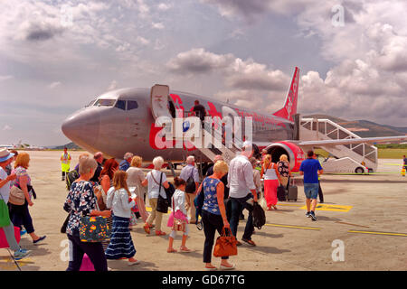 Passagiere, die Einschiffung auf ein Jet2 Flugzeug am Flughafen Split, Kroatien, mit Treppe. Stockfoto