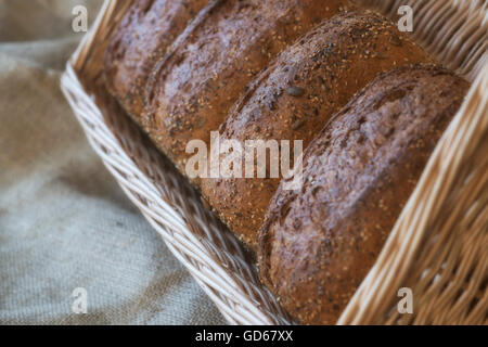 Brot Brote, verpackt in einen Brotkorb Stockfoto