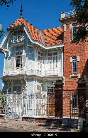 Altes Haus mit rotem Ziegeldach Stockfoto