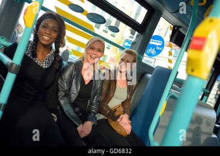 Eine Gruppe von Frauen, die Reisen mit dem Bus. England. UK Stockfoto