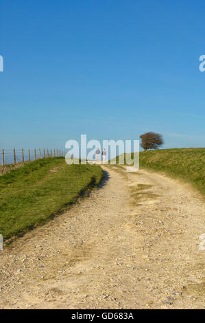 Wanderer auf dem South Downs Way an Zigarettenkippen Stirn. Eastbourne. East Sussex. England.DE Stockfoto