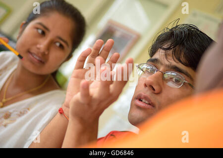 Ausländische Studenten studieren an Pestalozzi International Village in Sedlescombe East Sussex. England. UK Stockfoto