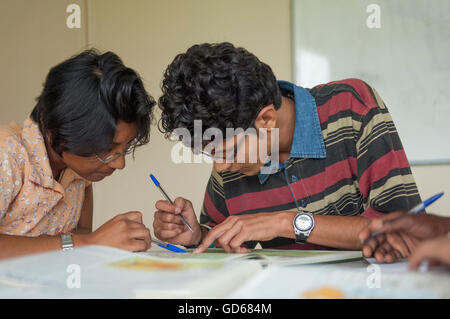 Ausländische Studenten studieren an Pestalozzi International Village in Sedlescombe East Sussex. England. UK Stockfoto