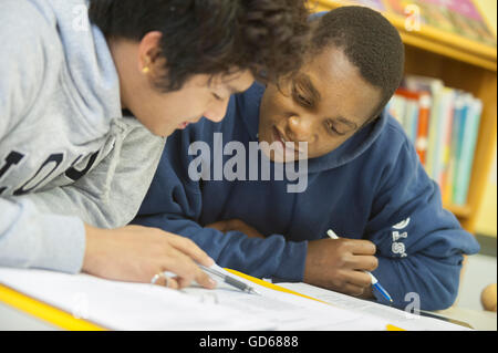 Ausländische Studenten studieren an Pestalozzi International Village in Sedlescombe East Sussex. England. UK Stockfoto