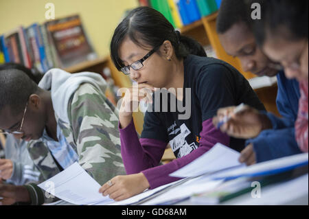 Internationale Studierende an der Pestalozzi Dorf in Sedlescombe, East Sussex. England. Großbritannien Stockfoto