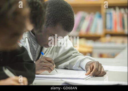 Internationale Studierende an der Pestalozzi internationales Dorf in Sedlescombe, East Sussex. England. Großbritannien Stockfoto