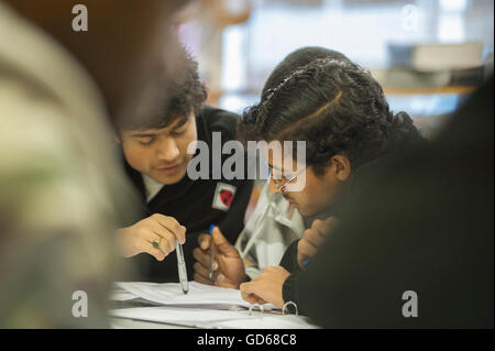 Internationale Studierende an der Pestalozzi internationales Dorf in Sedlescombe, East Sussex. England. Großbritannien Stockfoto