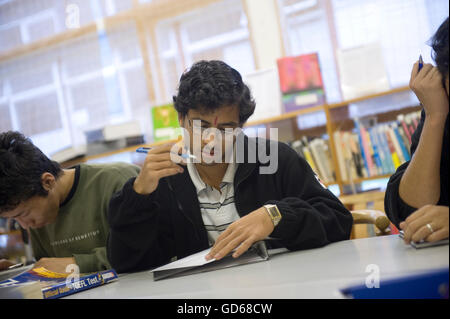 Internationale Studierende an der Pestalozzi internationales Dorf in Sedlescombe, East Sussex. England. Großbritannien Stockfoto