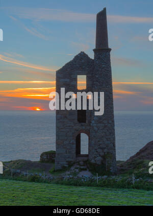 Sonnenuntergang über Wheal Owles Botallack Minen in Cornwall Stockfoto