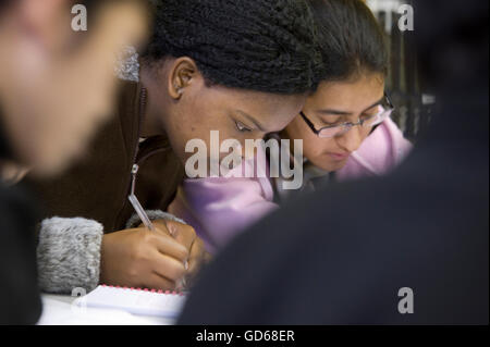 Internationale Studierende an der Pestalozzi internationales Dorf in Sedlescombe, East Sussex. England. Großbritannien Stockfoto