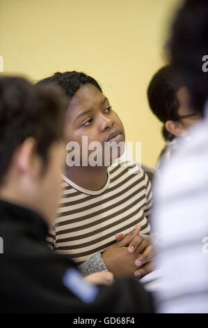 Internationale Studierende an der Pestalozzi internationales Dorf in Sedlescombe, East Sussex. England. Großbritannien Stockfoto