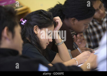 Internationale Studierende an der Pestalozzi internationales Dorf in Sedlescombe, East Sussex. England. Großbritannien Stockfoto