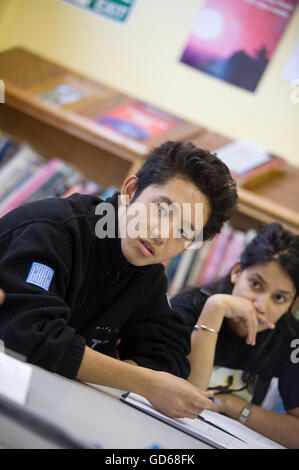 Internationale Studierende an der Pestalozzi internationales Dorf in Sedlescombe, East Sussex. England. Großbritannien Stockfoto