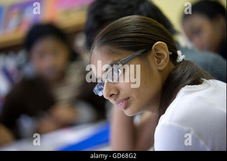 Internationale Studierende an der Pestalozzi internationales Dorf in Sedlescombe, East Sussex. England. Großbritannien Stockfoto