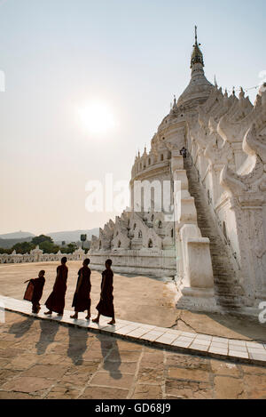 Eine Gruppe buddhistischer Mönche spazieren Sie durch die Hsinbyume Pagode, Mingun, Sagaing, Myanmar. Stockfoto