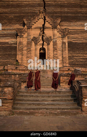 Eine Gruppe von jungen unerfahrenen buddhistische Mönche Mingun Pagode. Mingun, Sagaing, Myanmar. Stockfoto