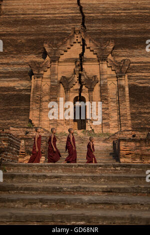 Eine Gruppe von jungen unerfahrenen buddhistische Mönche Mingun Pagode. Mingun, Sagaing, Myanmar. Stockfoto
