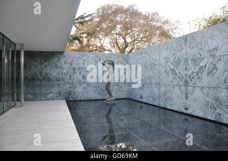 Terrasse mit weiblichen Statue von Georg Kolbe in einer Ecke und flachen Wasserbecken Barcelona-Pavillon von Ludwig Mies van der Rohe Stockfoto