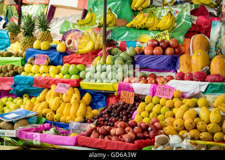 Bunte Anzeige von frischem Obst an einem Marktstand mit einer großen Auswahl an Sommer und tropische Früchte in den Kästen auf einem Stan angezeigt Stockfoto