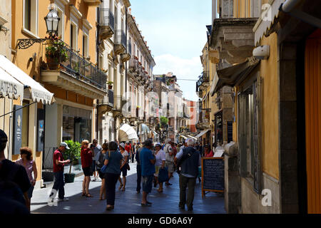 Touristen am Corso Umberto - Taormina, Sizilien, Italien Stockfoto