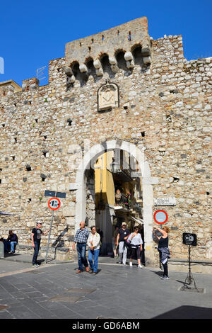 Porta Catania am Ende des Corso Umberto in Taormina, Sizilien, Italien Stockfoto