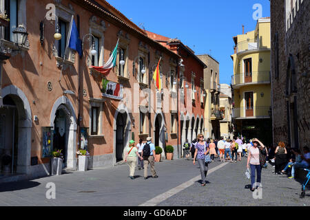 Touristen am Corso Umberto - Taormina, Sizilien, Italien Stockfoto