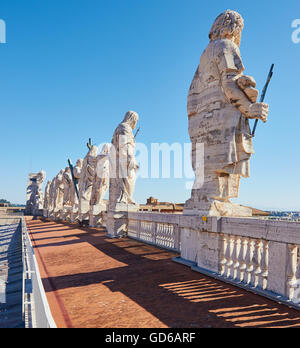 13 Statuen in Travertin Christi, des hl. Johannes des Täufers und 11 Apostel über Fassade der Petersbasilika Rom Latium Italien Europa Stockfoto