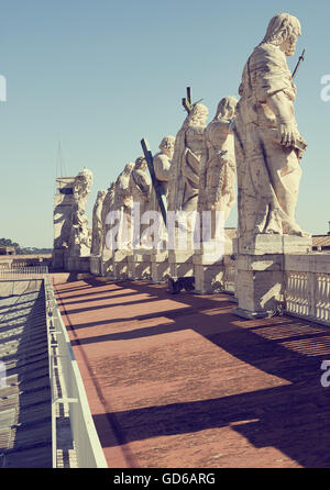 13 Statuen in Travertin Christi, des hl. Johannes des Täufers und 11 Apostel über Fassade der Petersbasilika Rom Latium Italien Europa Stockfoto