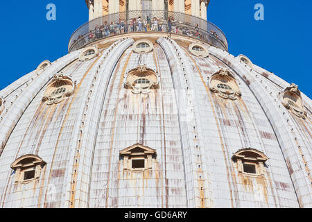 Touristen auf der Aussichtsplattform des Dom St. Peter Basilika Rom Latium Italien Europa Stockfoto