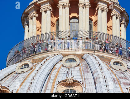 Touristen auf der Plattform rund um die Kuppel von St. Peter Basilika Rom Latium Italien Europa Stockfoto