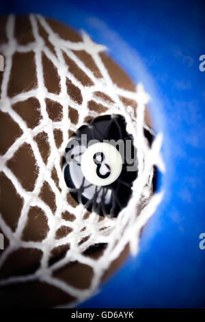 Match-Ball. Schwarze acht-Ball in der Tasche. Stockfoto