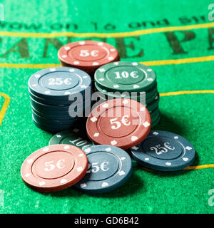 Poker-Chips an einem Pokertisch. Quadratisches Bild Nahaufnahme. Stockfoto