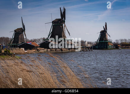 Windmühlen im Dorf Zaanse Schans, in der Nähe von Amsterdam, Niederlande Stockfoto