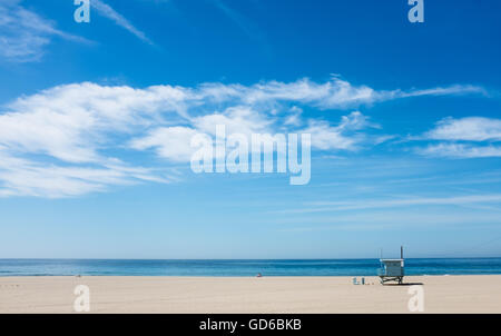 Ein landschaftlich ein Malibu CA Strand mit einem Rettungsschwimmer-Turm. Stockfoto