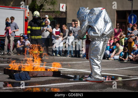 PEZINOK, Slowakei - 8. Mai 2016: Feuerwehrmann Feuer löschen während einer Übung in Pezinok, Slowakei Stockfoto