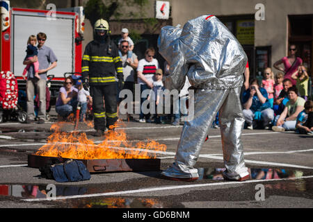 PEZINOK, Slowakei - 8. Mai 2016: Feuerwehrmann Feuer löschen während einer Übung in Pezinok, Slowakei Stockfoto