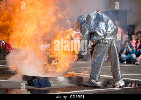 PEZINOK, Slowakei - 8. Mai 2016: Feuerwehrmann Feuer löschen während einer Übung in Pezinok, Slowakei Stockfoto