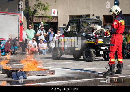 PEZINOK, Slowakei - 8. Mai 2016: Feuerwehrmann Feuer löschen während einer Übung in Pezinok, Slowakei Stockfoto