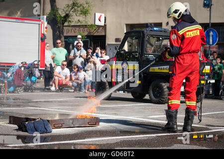 PEZINOK, Slowakei - 8. Mai 2016: Feuerwehrmann Feuer löschen während einer Übung in Pezinok, Slowakei Stockfoto