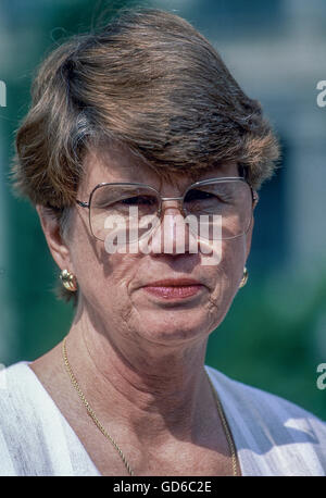 Washington, DC. USA, 26. Juli 1993 Attorney General Janet Reno spricht mit Reportern in der West-Flügel-Einfahrt des weißen Hauses. Bildnachweis: Mark Reinstein Stockfoto