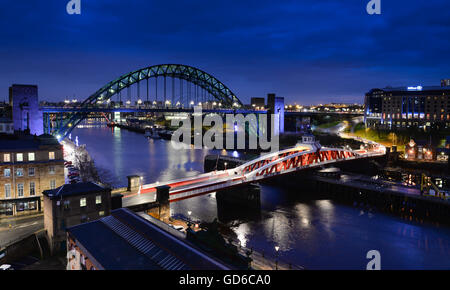 Newcastle Upon Tyne im Nordosten von England die Tyne Bridge und die Drehbrücke Stockfoto